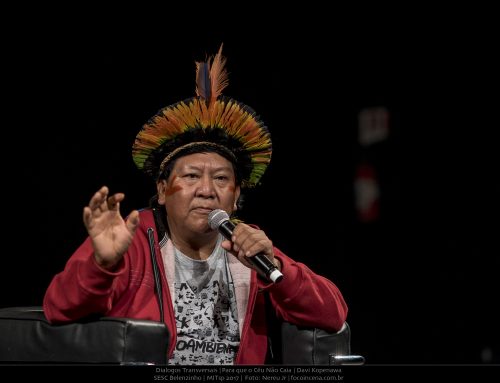 Davi Yanomami aplaude dança da Maré e denuncia: “Câncer, HIV e malária estão invadindo nosso povo”