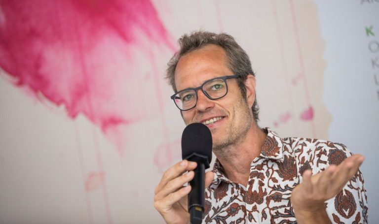 Sobre Performers Transplantados, Plateias Controladas a Distância e Ferramentas Digitais